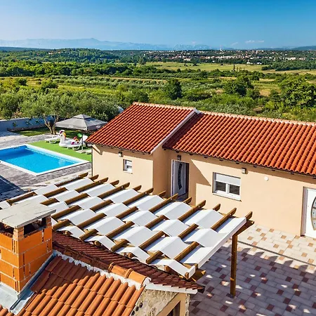 Dom wakacyjny Countryside - Pool - Big Terrace Benkovac